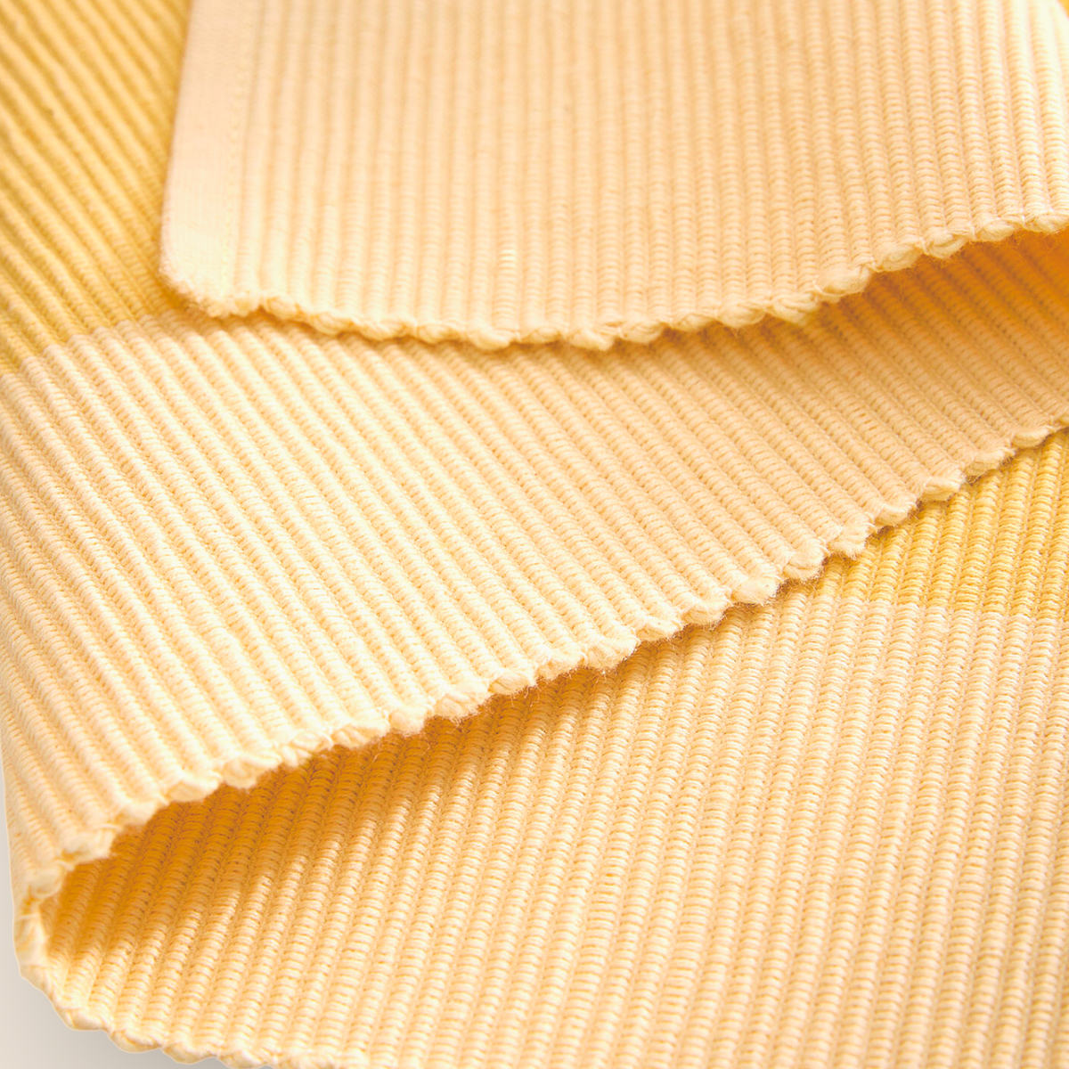 Napperon texturé à larges rayures – Jaune doux