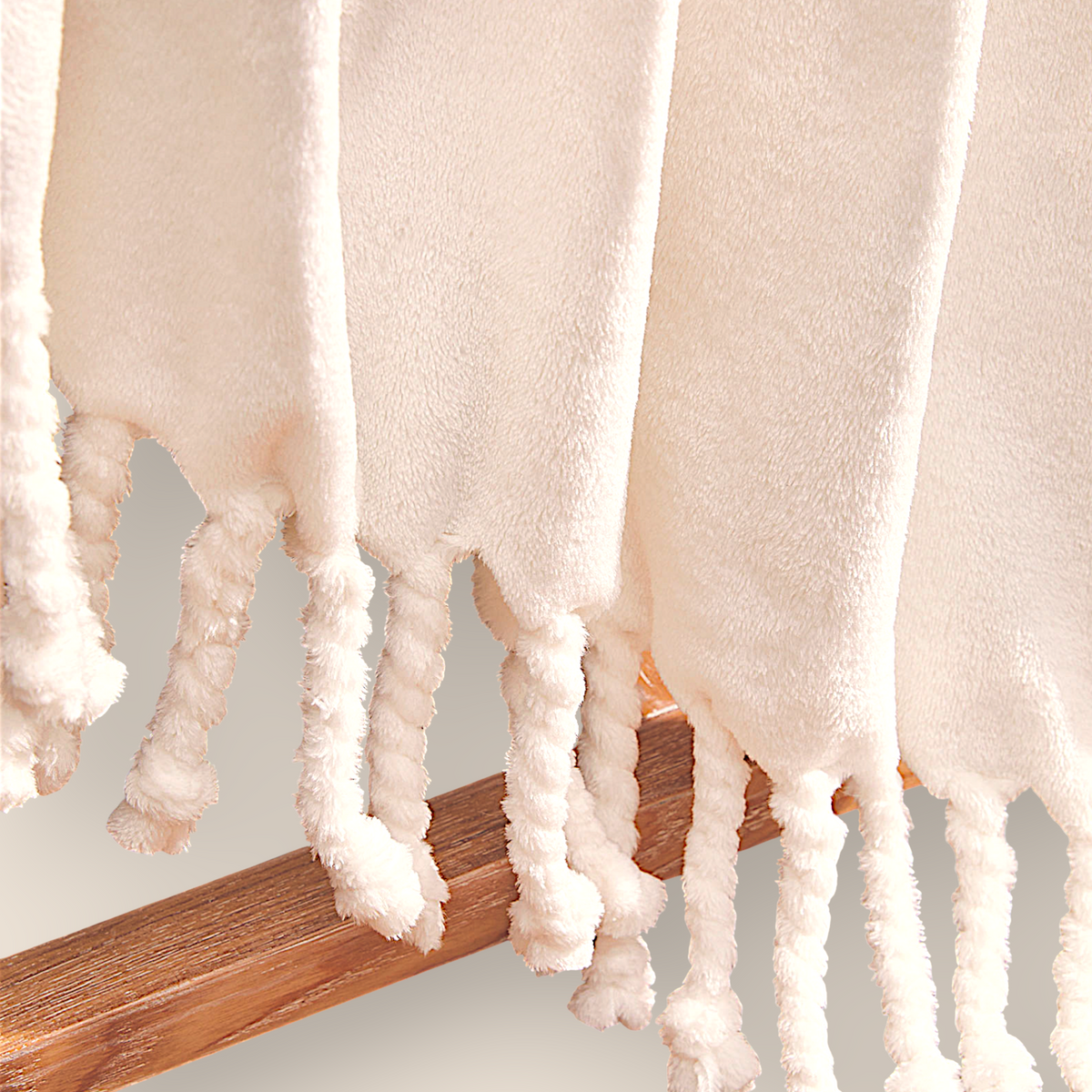 Jeté douce peluche uni à franges - 2 couleurs disponibles
