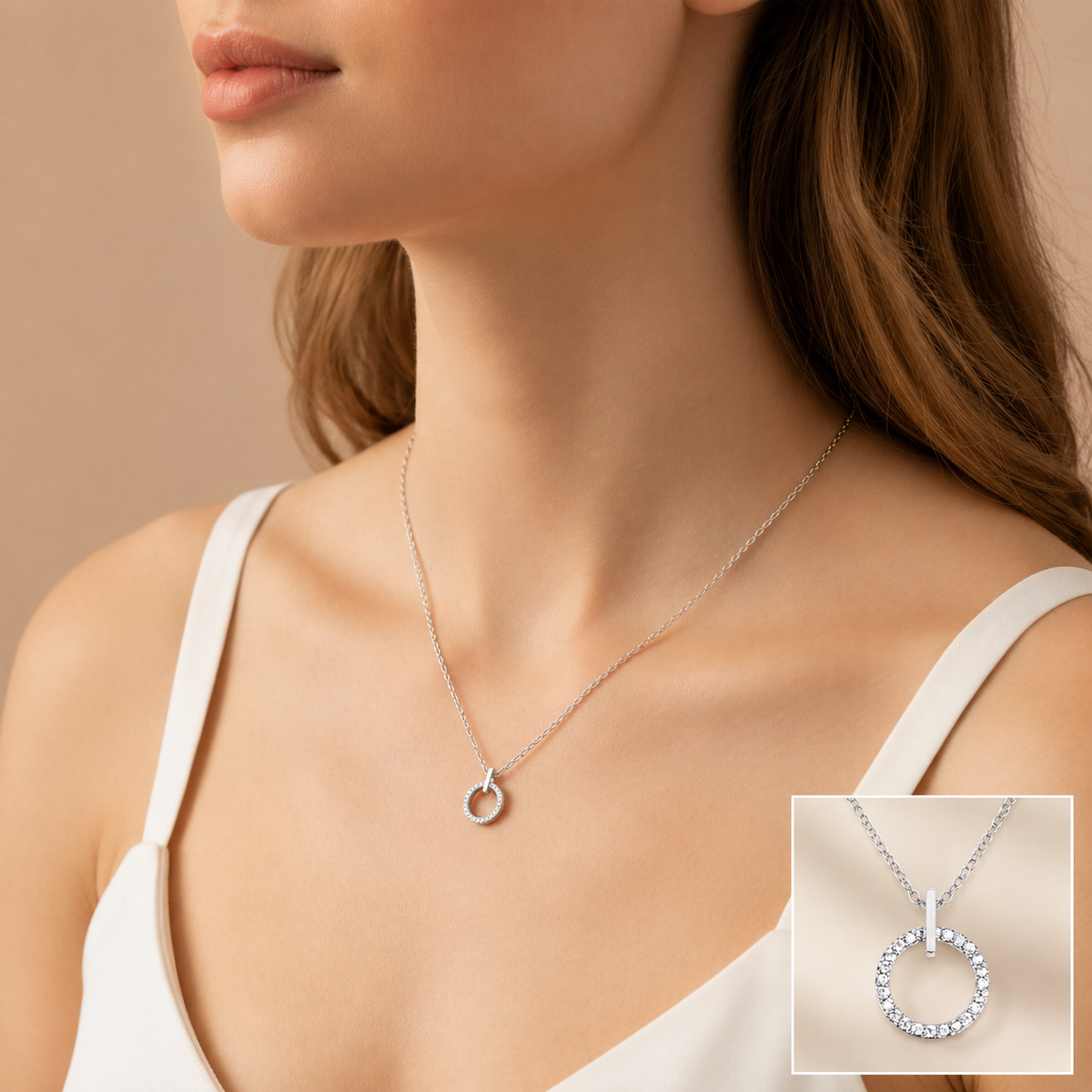 Collier délicat à pendentif rond plaqué or blanc 14 carats