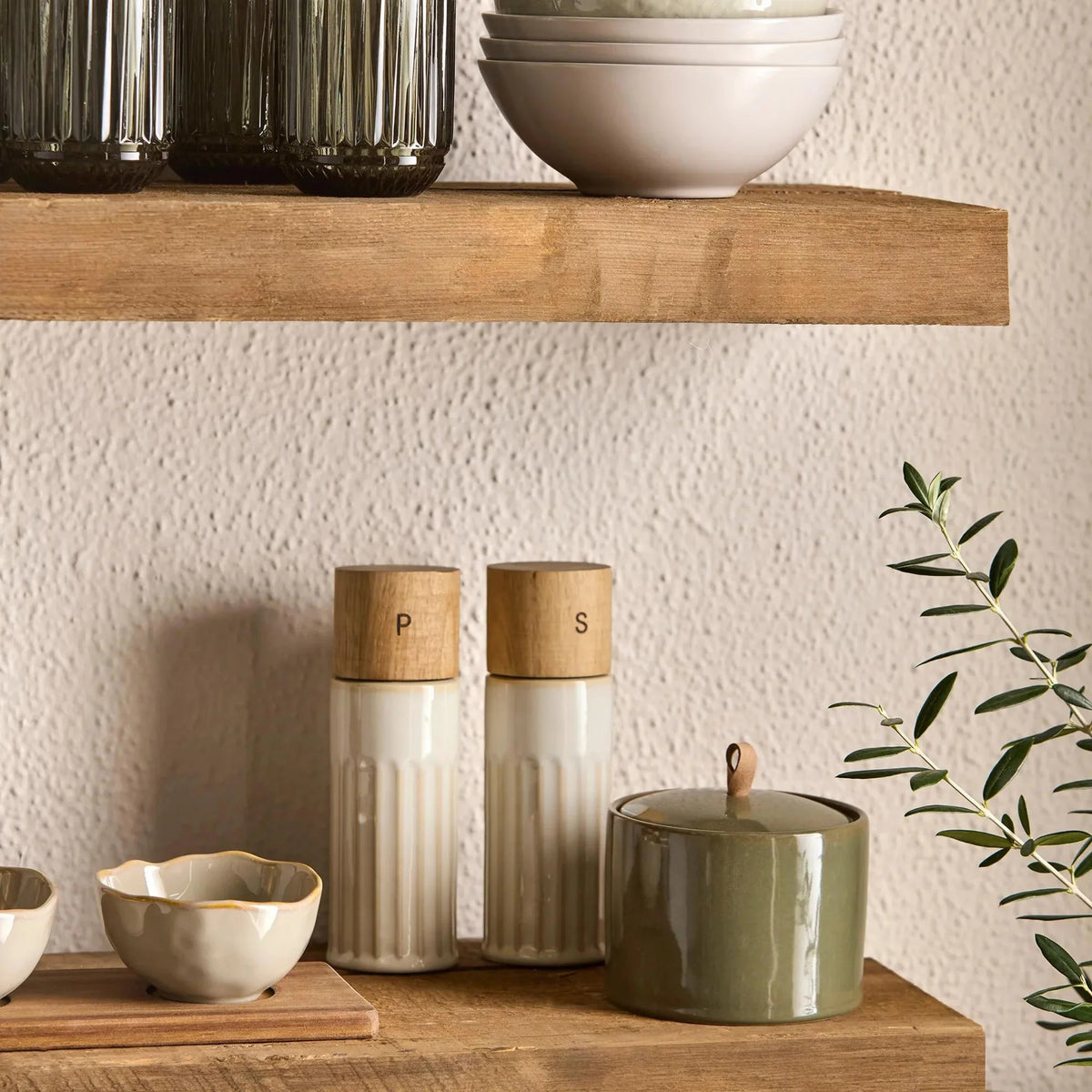Duo de moulins à sel et poivre en céramique blanc cassé et bois d’acacia