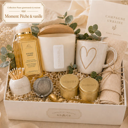 Coffret cadeau maison Pêche et Vanille avec tasse crème, thés, bougie, savon et serviette de cuisine