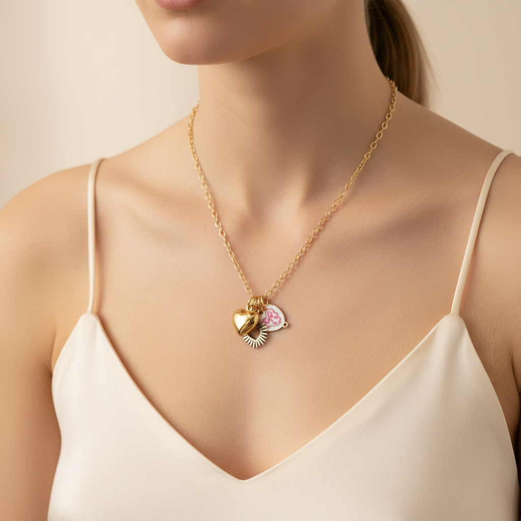 Collier doré avec breloques porté - avec vêtement