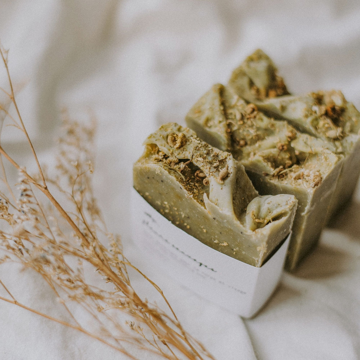 Savon exfoliant fait à la main Bohème — Encens, pin, citronnelle & menthe