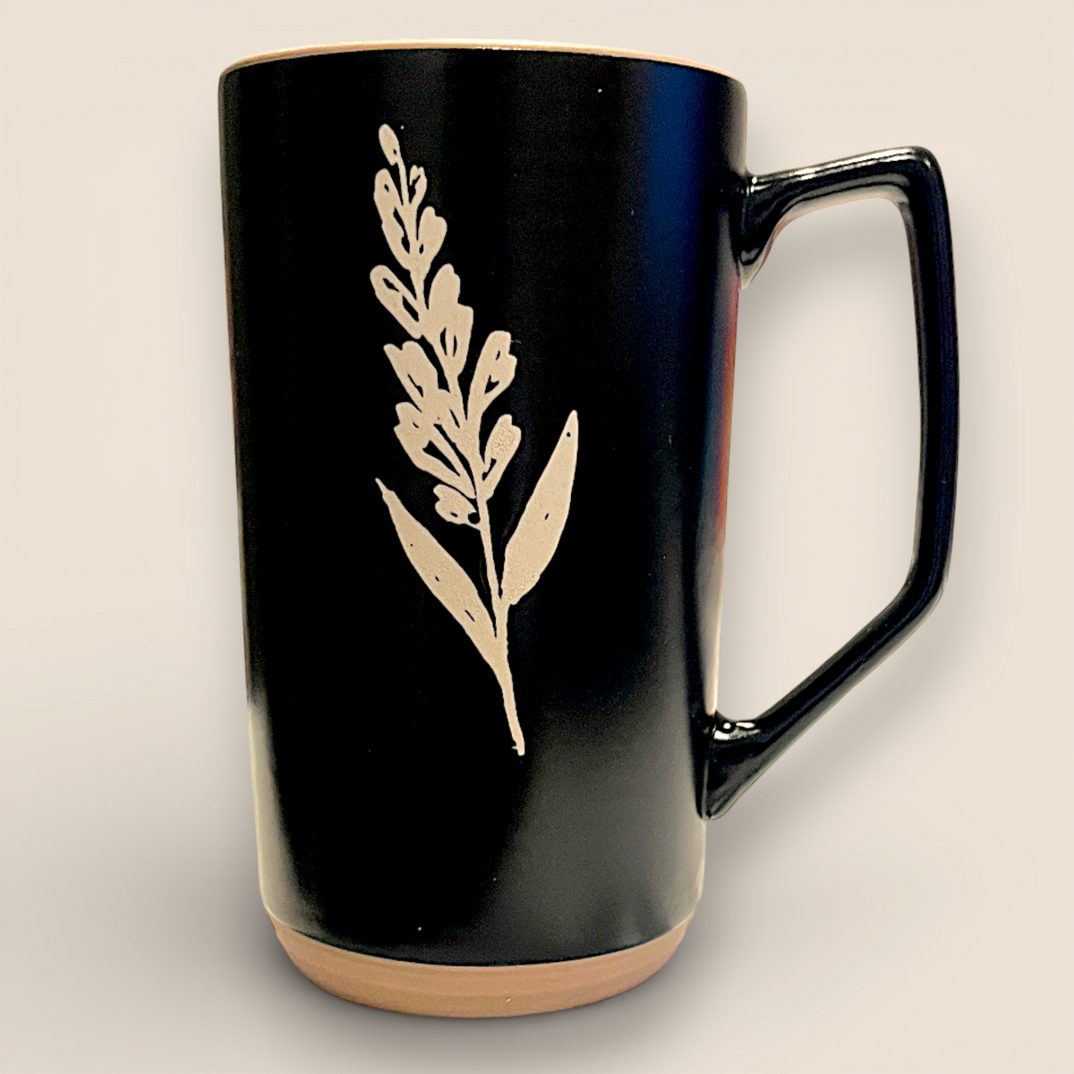 Tasse noire au motif botanique blanc